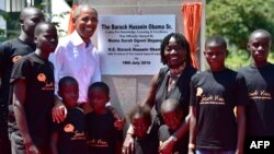Mantan Presiden Barack Obama meresmikan sekolah di desa ayahnya, Desa Kogelo di Kenya barat, yang didirikan oleh Yayasan yang dipimpin adik tirinya, Auma Obama (ketiga dari kanan), hari Senin (16/7).