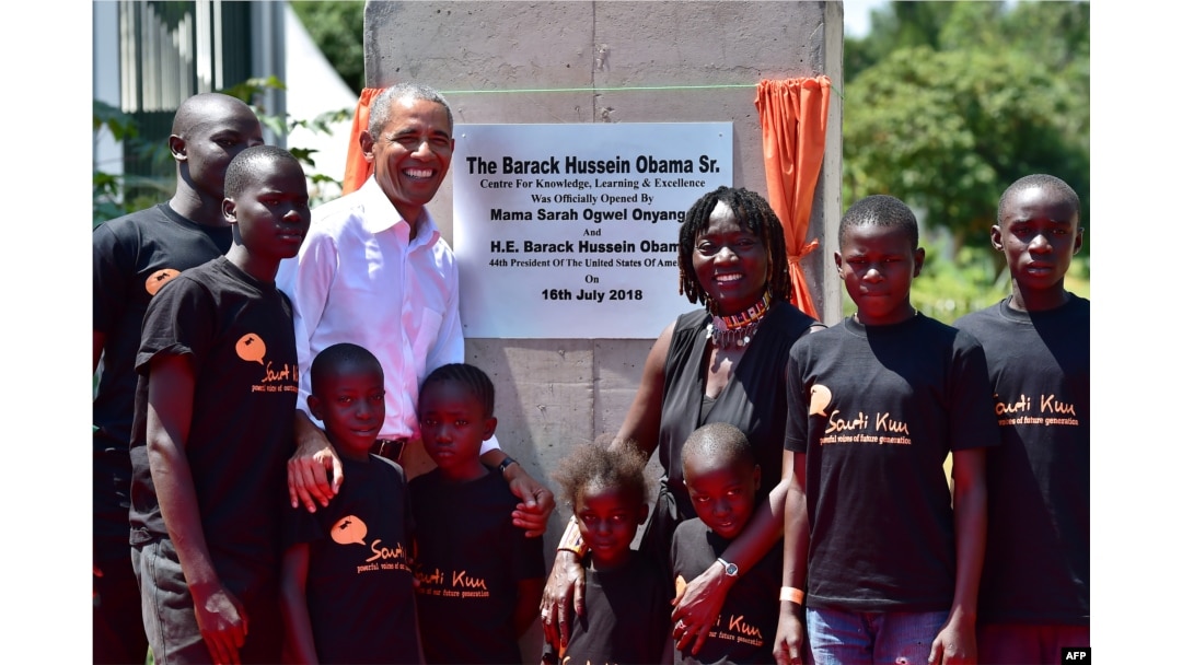 Former US President, Barack Obama (2L) poses for a photograph with local young beneficiaries on July 16, 2018 during the opening of the Sauti Kuu Resource Centre, founded by his half-sister, Auma Obama (3R) at Kogelo in Siaya county, western Kenya.