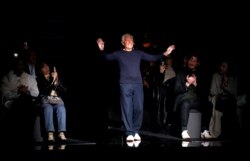Desainer Italia Giorgio Armani bertepuk tangan pada akhir acara peragaan busana koleksi Musim Gugur/Musim Dingin 2020 Emporio Armani, dalam Milan Fashion Week di Milan, Italia, 21 Februari 2020. (REUTERS / Alessandro Garofalo)