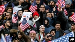 Warga AS yang Muslim dan orang-orang Yaman berdemonstrasi di kota New York terhadap larangan imigrasi Presiden Donald Trump (2/2). (AP/Kathy Willens)