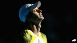 Andy Murray nampak menarik nafas lega setelah mengalahkan petenis Perancis Jeremy Chardy dalam kejuaraan tenis Australia Terbuka di Melbourne (23/1).