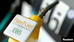 2015年1月8日美國加州聖迭哥一加油站反映油價走低。