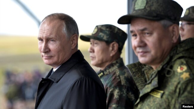 俄罗斯总统普京、俄罗斯防长绍伊古和中国防长魏凤和观看有中国军队参加的俄罗斯“东方2018”演习。(2018年9月13日)