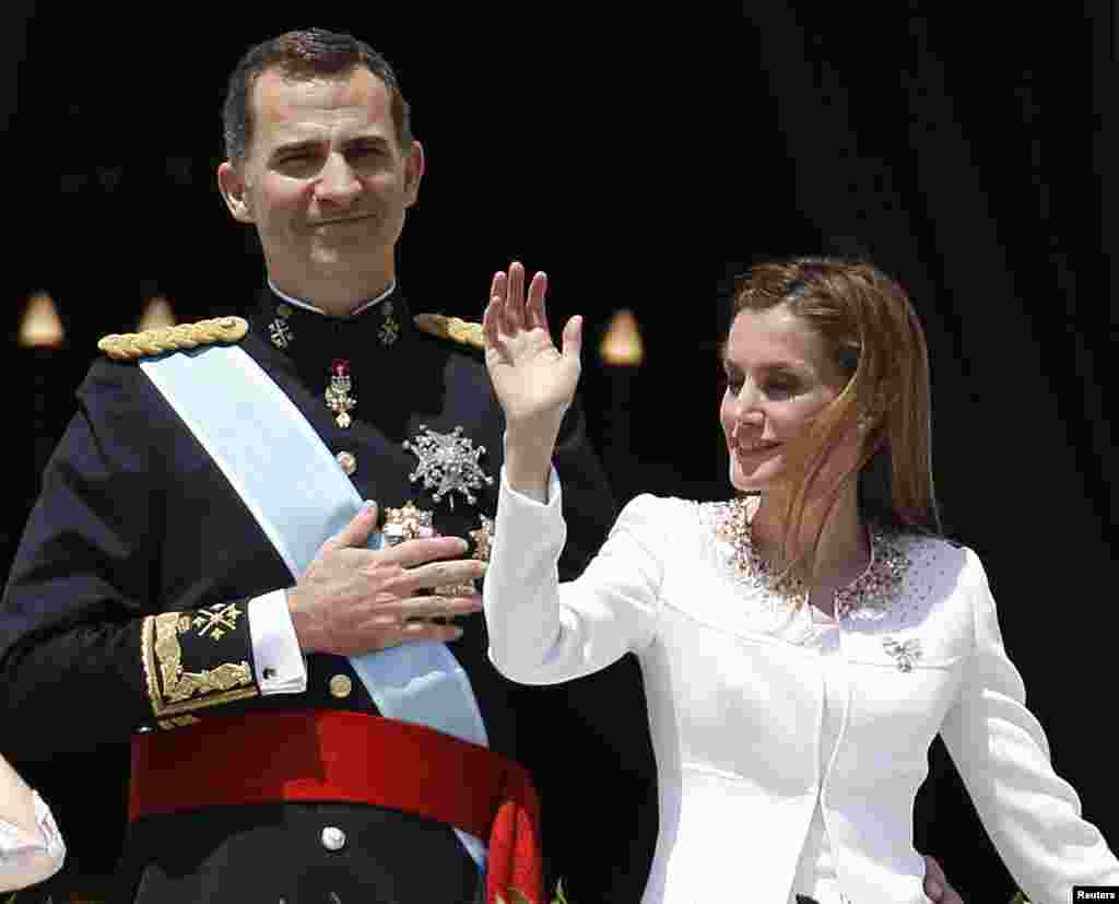 Felipe VI con la mano en el corazón agradeció el apoyo de los ciudadanos y la Reina Letizia saludó a la nación desde el balcón del Palacio Real de Madrid.