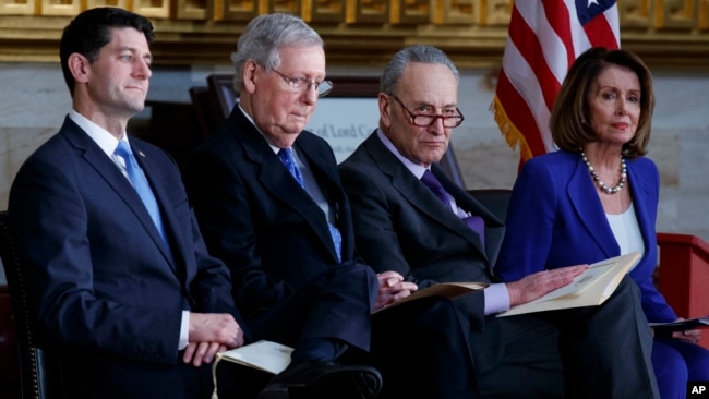 Nwi Tonbe sou Washington - Pa Gen Antant nan Kongrè a sou Fonksyonnman Leta Federal apre Minwi 10 Negosyasyon dènye minit. De goch adwat: Lidè Chanm Depite a, Repibliken Paul Ryan; lidè majorite repibiken Sena a, Mitch McConnell; lidè minorite demokrat la nan Sena a, Chuck Schumer; lidè minorite demokrat la nan Chanm Depite a, Nancy Pelosi.
