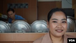 ដួង ធីតា មាន​វ័យ ២៥ ឆ្នាំ កំពុង​ពិសារ​នំបញ្ចុក​នៅ​ហាងនំ​បញ្ចុក​មួយ ជាមួយ​គ្រួសារ​របស់​អ្នកស្រី​នៅ​ជិត​វត្តបទុមវត្តី​ក្នុង​រាជធានី​ភ្នំពេញ​កាលពី​ថ្ងៃទី ៣១ ខែមករា ឆ្នាំ២០២០។ (ផន បុប្ផា/VOA)
