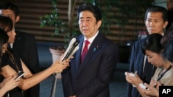 Thủ tướng Nhật Bản Shinzo Abe trả lời các nhà báo tại văn phòng thủ tướng ở Tokyo hôm 17/7/2015. 