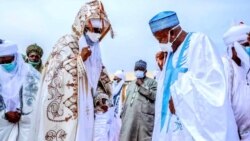 Sarkin Kano, Alhaji Aminu Ado Bayero Lokacin Da Yake Gaisawa Da Gwamnan Kano Abdullahi Umar Ganduje a Filin Idi