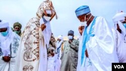 Sarkin Kano, Alhaji Aminu Ado Bayero Lokacin Da Yake Gaisawa Da Gwamnan Kano Abdullahi Umar Ganduje a Filin Idi