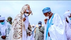 Sarkin Kano, Alhaji Aminu Ado Bayero Lokacin Da Yake Gaisawa Da Gwamnan Kano Abdullahi Umar Ganduje a Filin Idi