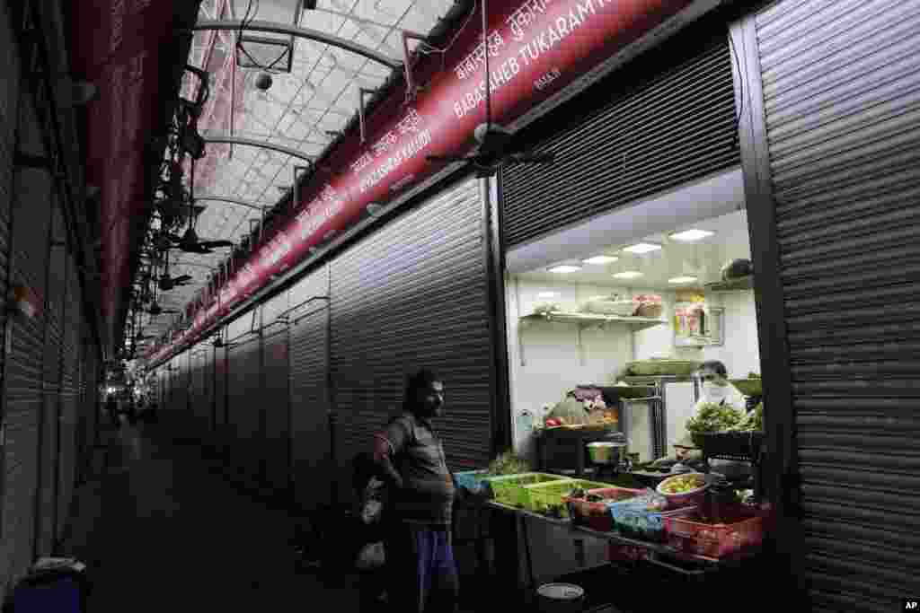 در بمبئی هند فروشندگان بازار مغازه&zwnj;های خود را بسته&zwnj;اند و تنها این فروشنده سبزیجات مغازه را باز نگه داشته است.&nbsp;