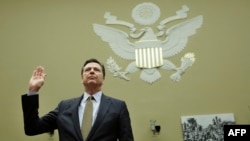 ຜູ້ອຳນວຍການ ອົງການ FBI ທ່ານ James Comey ກຳລັງສາບານຕໍ່ໜ້າ ຄະນະກຳມາທິການ ກວດສອບ ແລະການປະຕິຮູບ ລັດຖະບານ ຂອງສະພາຕ່ຳ ໃນການຮັບຟັງຄຳໃຫ້ການ ຂອງທ່ານ Comey ຢູ່ທີ່ລັດຖະສະພາ ໃນນະຄອນຫຼວງ ວໍຊິງຕັນ, ວັນທີ 7 ກໍລະກົດ 2016.