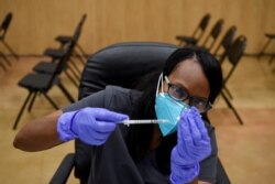 Petugas kesehatan menyiapkan vaksin COVID-19 di Acres Home Multi-Service Center di Houston, AS. (Foto: Reuters)