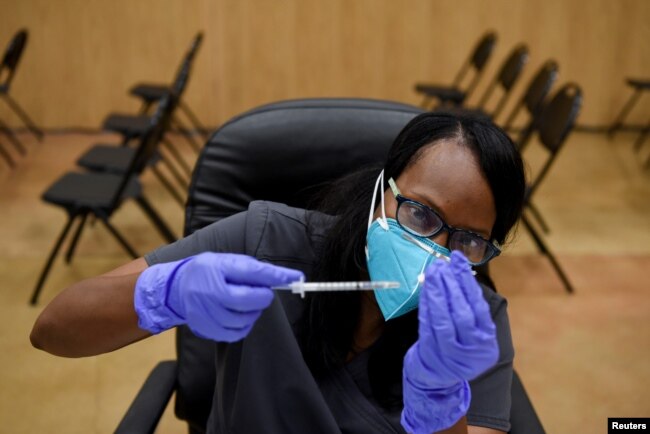 Petugas kesehatan menyiapkan vaksin COVID-19 di Acres Home Multi-Service Center di Houston, AS. (Foto: Reuters)