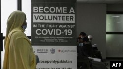 Seorang relawan sedang menunggu giliran uji coba vaksin Covid-19 dalam uji klinis fase 3 di sebuah rumah sakit di Islamabad, Pakistan, 25 November 2020.