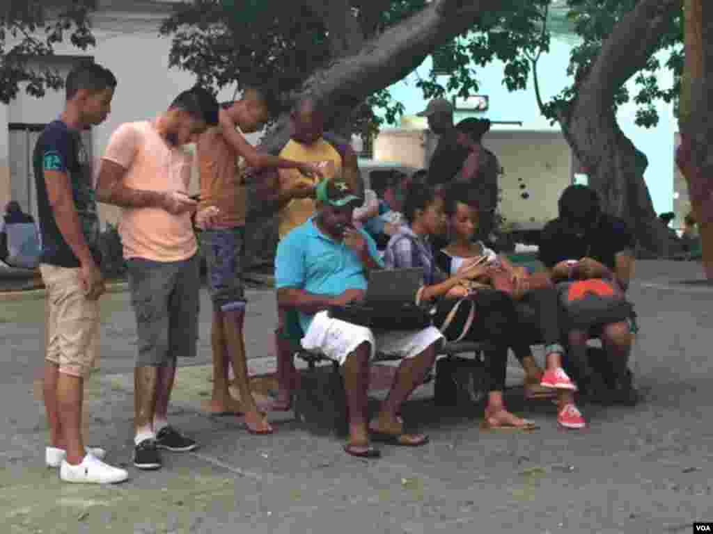 Galeabo Park has become a gathering place for dozens of Cubans who are taking advantage of WiFi access, Aug. 13, 2015. (Celia Mendoza/VOA)