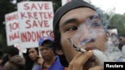 Pedagang rokok yang ikut serta dalam protes menolak Hari Tanpa Tembakau Sedunia di Jakarta. (Foto: Dok)