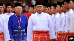 Malaysian Prime Minister Najib Razak (C) inspects party delegates during an annual general assembly in Kuala Lumpur (December 2011 file photo)