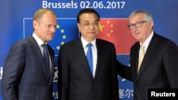 From left, European Council President Donald Tusk, Chinese Premier Li Keqiang and EU Commission President Jean-Claude Juncker pose during an EU-China summit in Brussels, Belgium, June 2, 2017. 