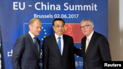 Dari kiri: Presiden Dewan Eropa Donald Tusk, PM China Li Keqiang dan Presiden Komisi Eropa Jean-Claude Juncker berpose pada KTT Uni Eropa-China di Brussels, Belgia, Jumat (2/6).