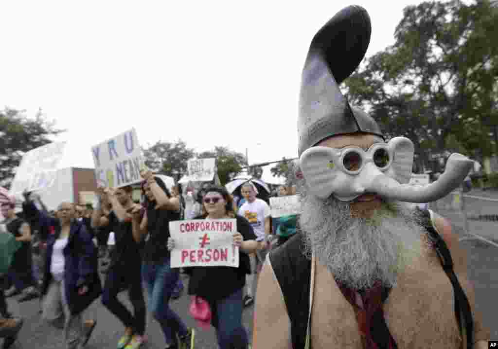 En el Gas Light Park, Tampa, cientos de manifestantes se reunieron para protestar contra la convención republicana.
