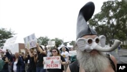 示威者星期日在佛羅里達州坦帕市﹐反對共和黨全國代表大會 
