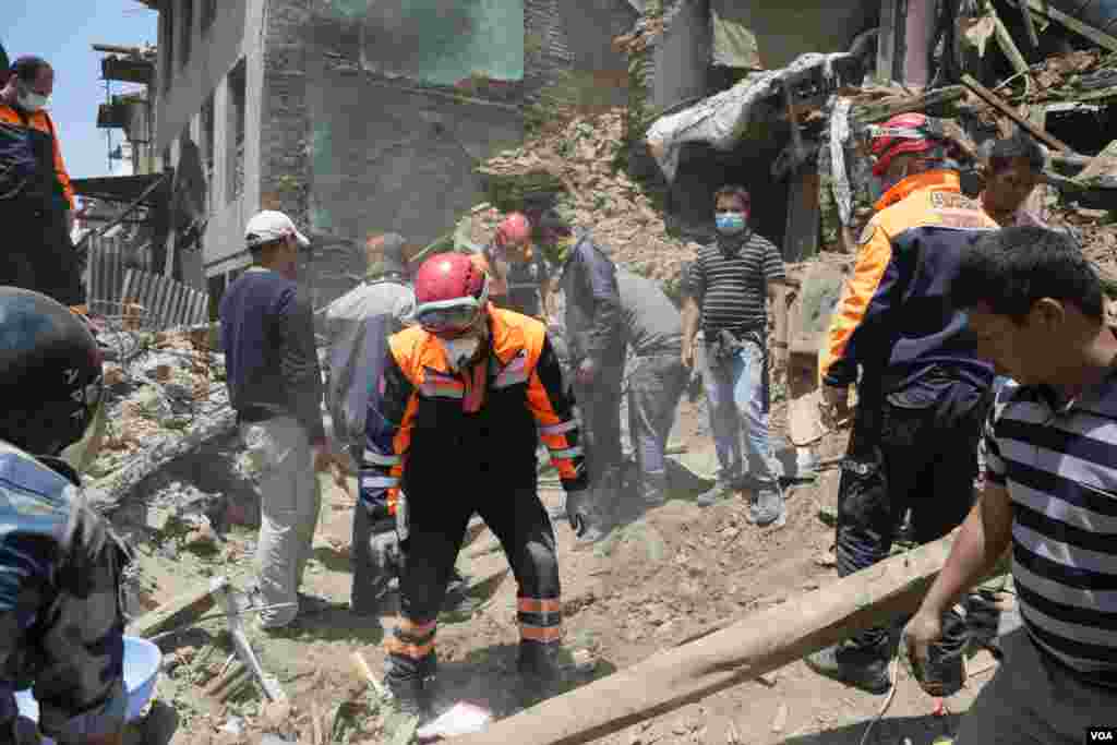 Nepal&#39;da artçı sarsıntılar devam ediyor. İnsanlar sokaklarda ve açık alanlara çaktıkları kazıkların üzerinde gerdikleri brandaların ardında yaşıyor. Arama çalışmalarının bitmesinin ardından depremzedeler için hızla kampların inşa edilmesi gerekecek.(Fearing of aftershocks, Nepalese people try to survive under makeshift tents they build outdoors. Officials say temporary shelters need to be set up as soon as search and rescue efforts are ended. )