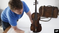 Durante años se creyó que el violín estaba perdido hasta que fue hallado en 2006 en el desván de una casa.