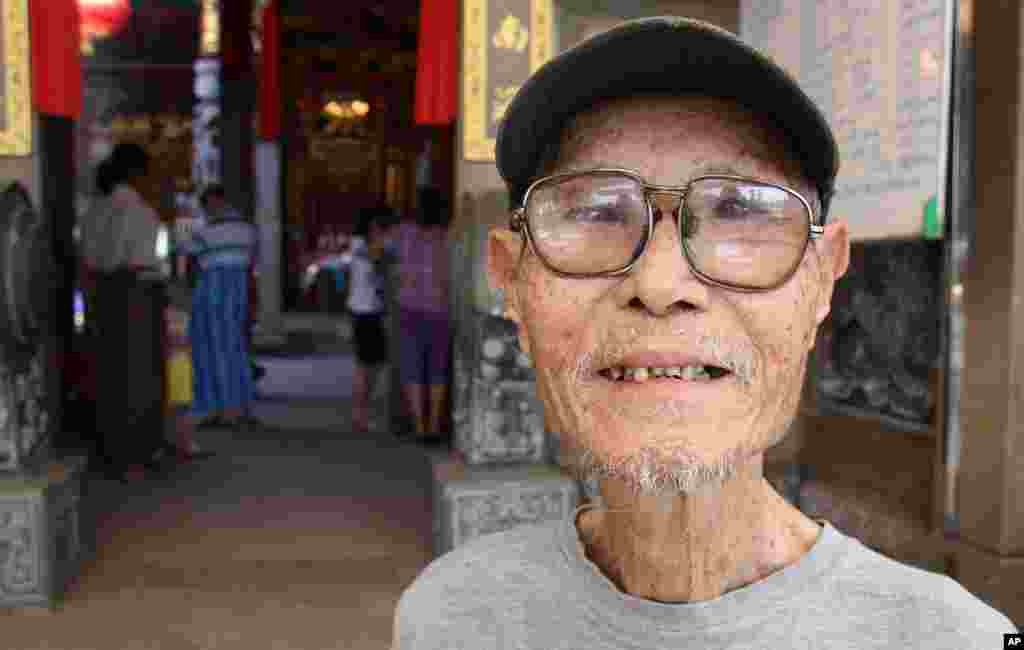 An ethnic Chinese pensioner at the temple in Rangoon where he collects monthly support. (VOA-D. Schearf)