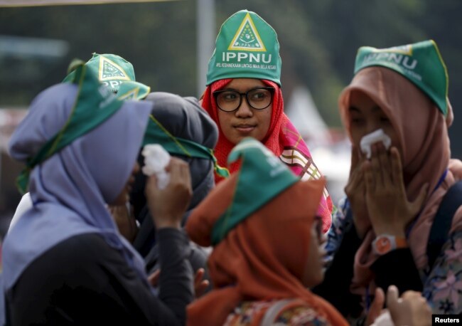 Para remaja putri dari Nahdlatul Ulama menghadiri upacara dalam rangka membela negara dari ancaman terorisme, radikalisme, dan penyebaran narkoba, di Jakarta, 17 Januari 2016. (Foto: Reuters)