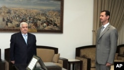 Tổng thống Syria Bashar al-Assad và Ngoại trưởng Syria Walid Moallem tại Damascus. Ngoại trưởng Syria Walid Muallem cảnh báo các thương thuyết gia rằng bất cứ đề cập nào đến số phận của Tổng thống Syria đều không được phép đưa ra đàm phán. 