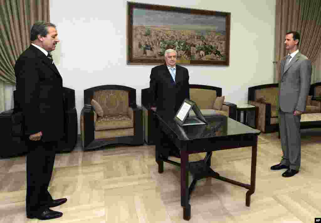Navas Fares (solda) 2008-ci il sentyabrın 16-da prezident Bəşar Əl-Əsəd və Xarici İşlər naziri Valid Muallim qarşısında Suriyanın İraqda səfiri kimi and içir