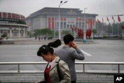 지난해 5월 북한 평양의 425문화회관 주변에서 한 남성이 휴대전화를 사용하고 있다.