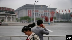 지난 5월 북한 평양의 425문화회관 주변에서 한 남성이 휴대전화를 사용하고 있다. (자료사진)