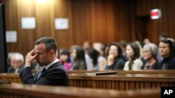 Oscar Pistorius durante el juicio en una corte en Pretoria. El proceso se reanudará el 5 de mayo.