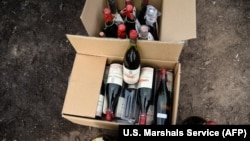 Sebanyak 500 botol minuman anggur palsu siap dimusnahkan di tempat pembuangan sampah di Creedmoor, Texas, 10 Desember 2015. Minuman anggur itu disita dari Rudy Kurniawan yang dinyatakan bersalah karena menjual minuman anggur palsu. (Foto: U.S. Marshals Service via AFP)