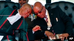FILE - South African President Jacob Zuma, right, exchanges words with Chief Justice Mogoeng Mogoeng, left, at the inauguration ceremony of Zuma, in Pretoria, May 24, 2014.
