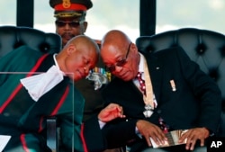 Le président sud-africain Jacob Zuma, à droite, et le juge Mogoeng Mogoeng, à gauche, à Pretoria, le 24 mai 2014.