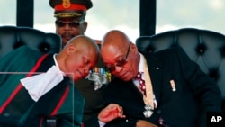 Le président sud-africain Jacob Zuma, à droite, discute avec le numéro un de la justice sud-africaine Mogoeng Mogoeng, à gauche, à la cérémonie d'inauguration de Zuma, à Pretoria, 24 mai 2014.