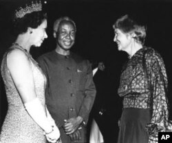 Wani tsohon hoton Sarauniya Elizabeth lokacin da ta kai ziyara kasar Tanzania tun a zamanin mulkin shugaba Julius Nyerere