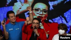 Xiomara Castro, candidata presidencial del Partido Libertad y Refundación (LIBRE), gesticula mientras da un comunicado luego del cierre de las elecciones generales en Tegucigalpa, Honduras, el 28 de noviembre de 2021.
