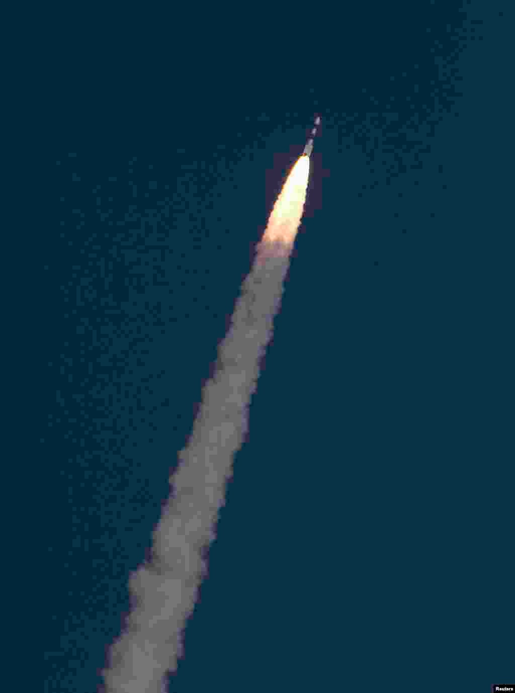 5일 인도 동남부 안드라프라데시 주 스리하리코타 우주센터 발사장에서 화성궤도 무인 우주선을 탑재한 발사체가 쏘아올려지고 있다.