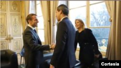 El presidente encargado de Venezuela, Juan Guaidó, saluda al mandatario francés, Emmanuel Macron.