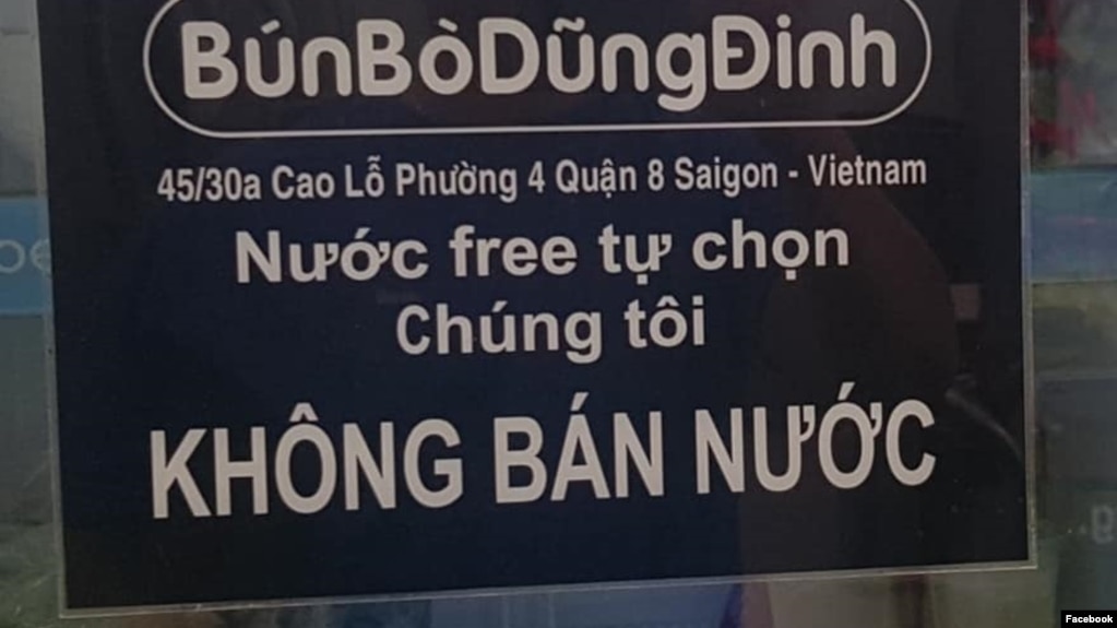 Một trong những tấm biển độc đáo của quán Bún bò Dũng Đinh.