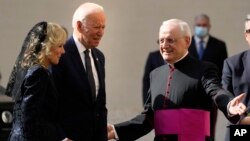 Prezidan Joe Biden ak premye dam Jill Biden ak chef rezidans Pap la Monseye Leonardo Sapienza nan Vatican an, 29 Oct. 2021.