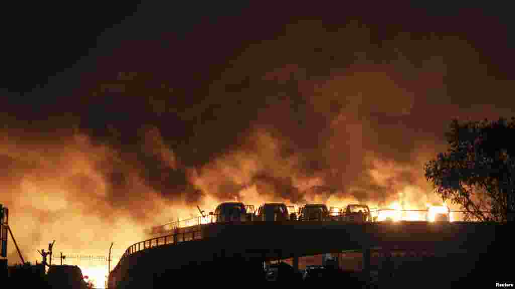 Une gigantesque explosion d&#39;un dépôt de produits inflammables a fait d&#39;immenses dégâts dans la ville de Tianjin, 13 août 2015.