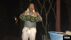 ຫໍ່ສົ້ມໝູໃບຕອງກ້ວຍ ໝັດດ້ວຍໄມ້ຕອກຢ່າງສວຍງາມ.