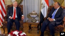 Menlu AS Rex Tillerson (kiri) bertemu Menlu Mesir Sameh Shoukri di Kairo, Mesir hari Senin (12/2). 