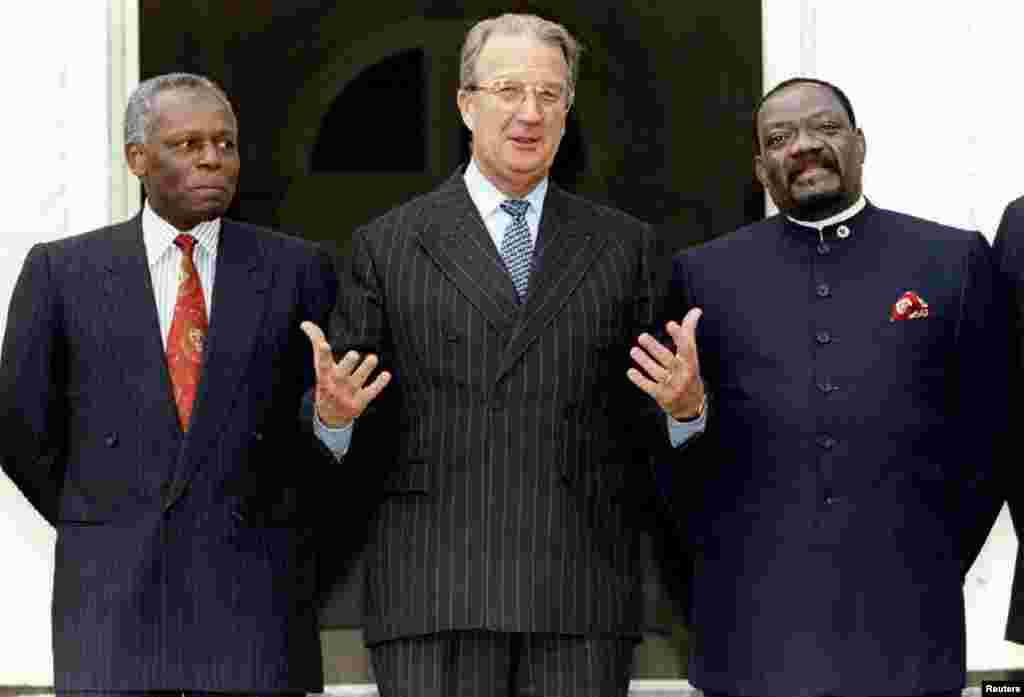 Presidente de Angola, José Eduardo dos Santos (esquerda), e o líder da UNITA Jonas Savimbi (direita), com o rei Alberto II da Bélgica ao centro