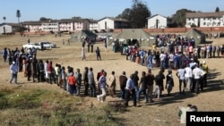 Voters queue to cast their ballots in the general elections in Harare, Zimbabwe, July 30, 2018. 
